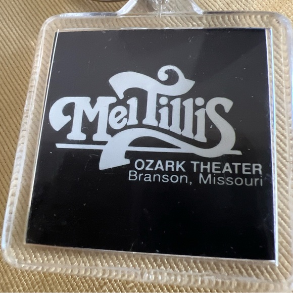 Vintage Mel Tillis Ozark Theater Branson Missouri Keychain - Picture 5 of 8